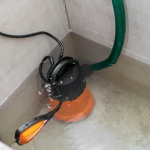 Bomba sumergible plástica, 1 HP para agua limpia, Truper